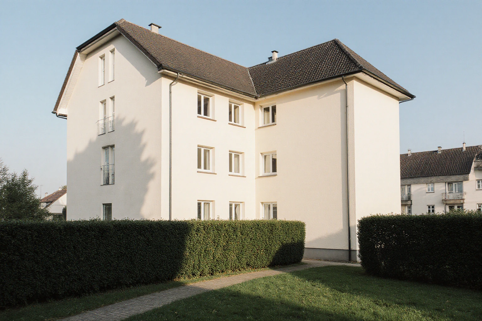 Mitteleuropäisches Mehrfamilienhaus mit zugehörigem Grundstück